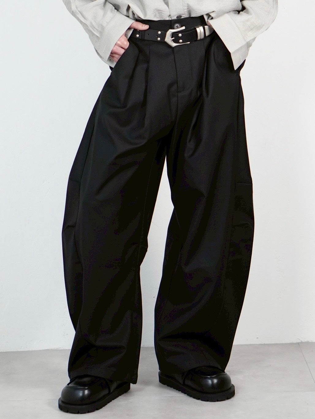 受注制【Chikashitsu +】2 tuck side design curve pants (3color