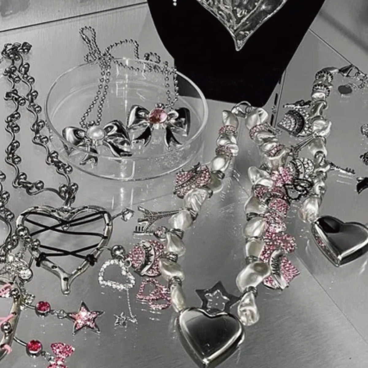 Y2K韓国ファッションは小物で決まる！トレンドアイテムと最旬コーデ・着こなし術をご紹介