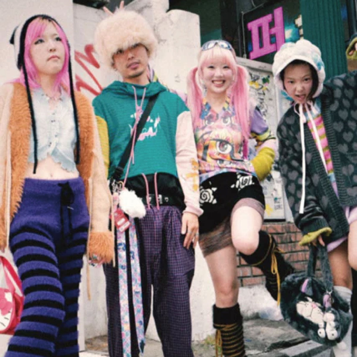 【通販】Y2Kファッションとは？特徴と人気の理由・定番アイテム＆着こなし方