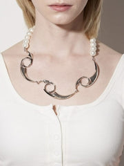 【PEG LEG】Emblem-linked pearl necklace