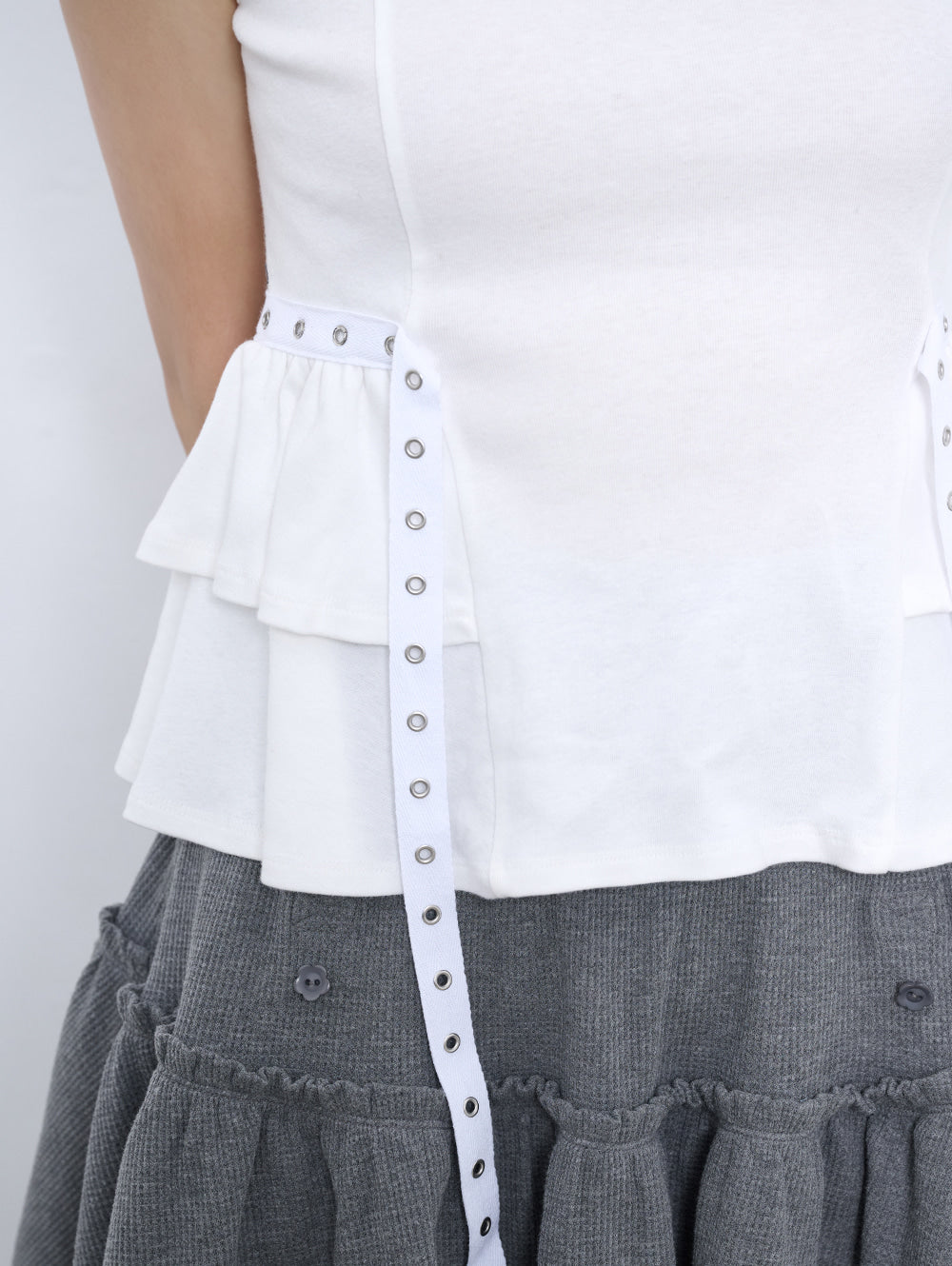 6/8 21:00発売【TUOMIO】EYELET BELTED TANK TOP