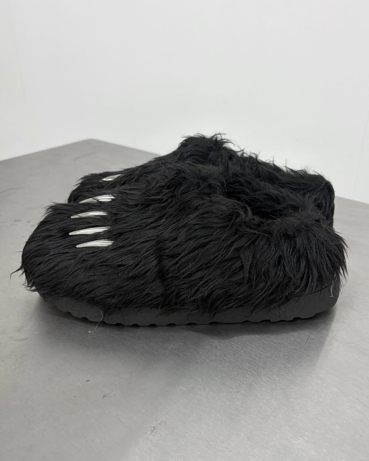 9/18 20:00 発売
国際配送【Nerd out XU】Kumasan Fur Slippers