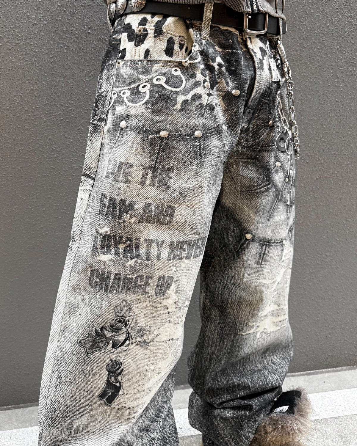 国際配送【Never mind the XU】Leopard graphic washed denim pants