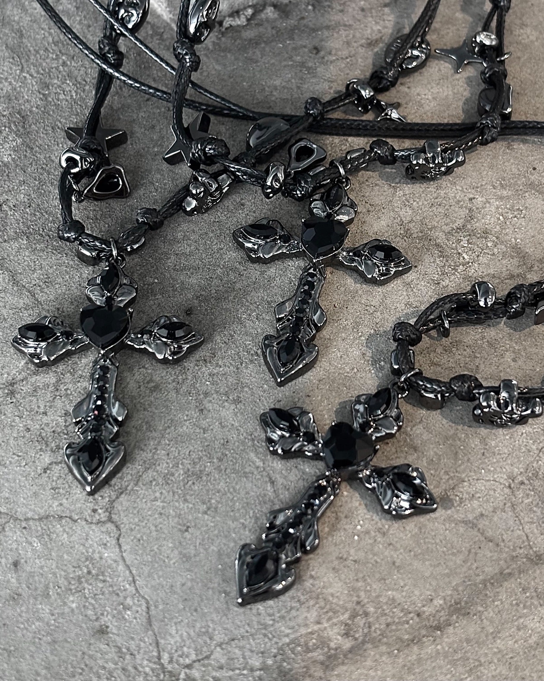国際配送【Never mind the XU】stone cross cord necklace