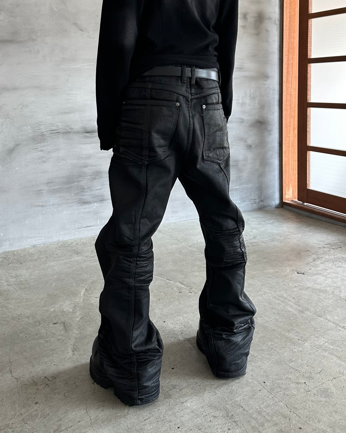【CHIKASHITSU PLUS HIGH】Linear coating denim flare pants