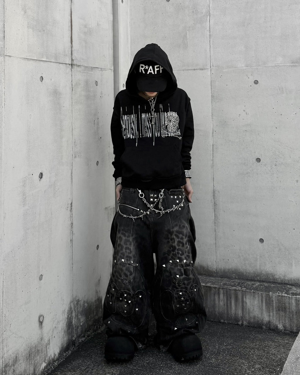国際配送【Never mind the XU】studded skull hoodie