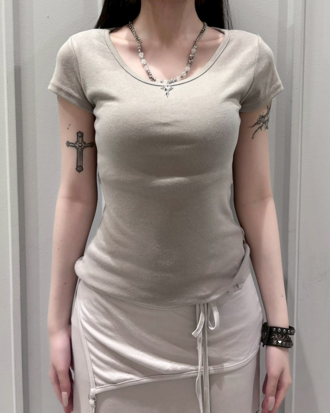 受注制【nmtc+】Back Button Slit U-Neck Tee (5color)