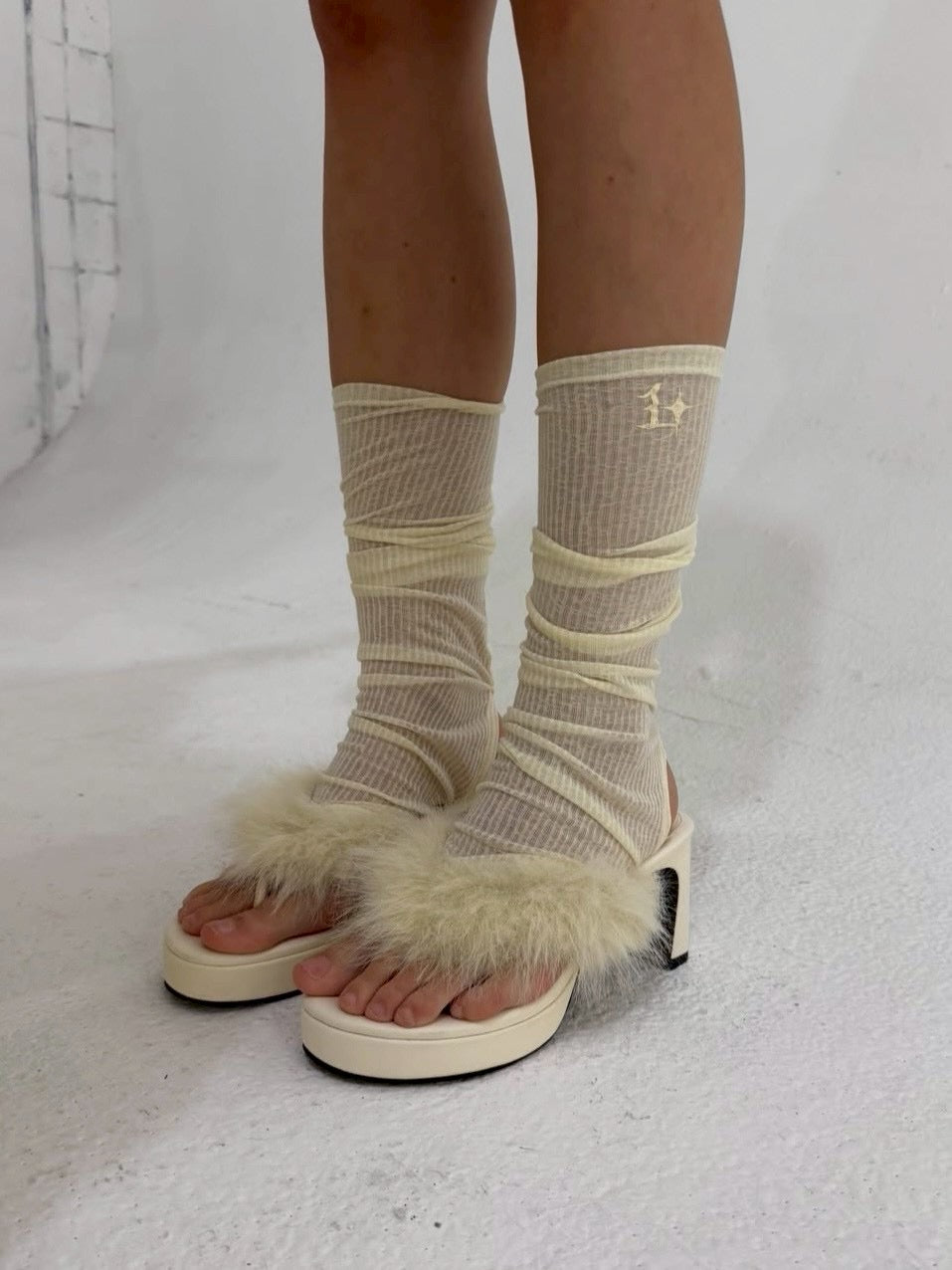 【GATELESS】FLUFFY STRAP FLIP-FLOPS