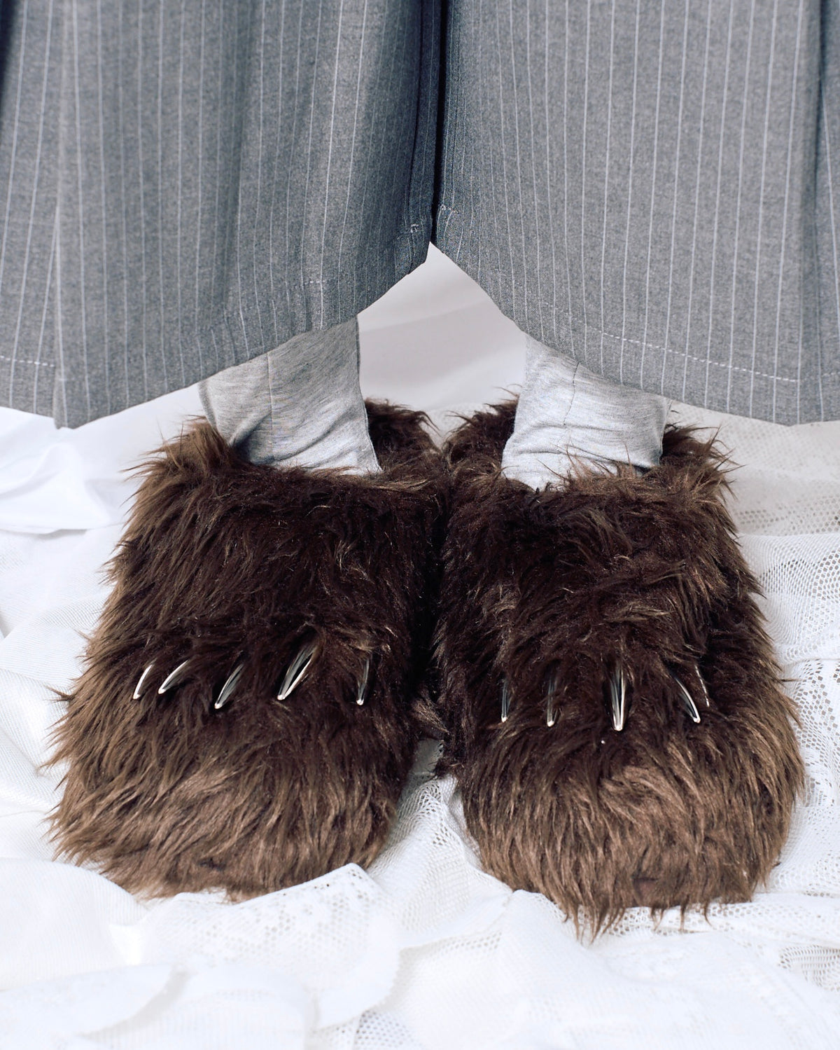 9/18 20:00 発売
国際配送【Nerd out XU】Kumasan Fur Slippers