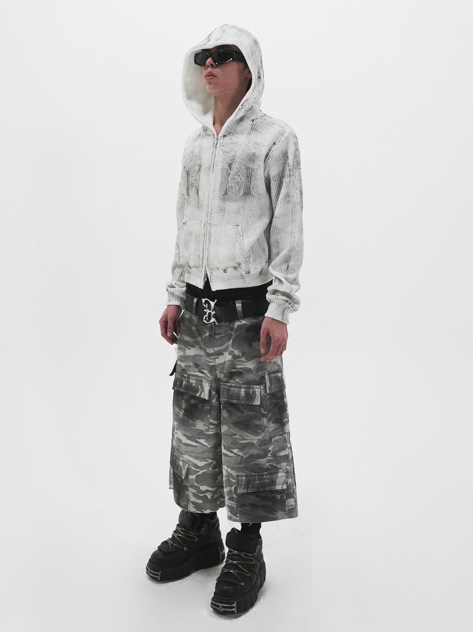【E RIN AI E】DISTRESSED CAMO CARGO BERMUDA PANTS