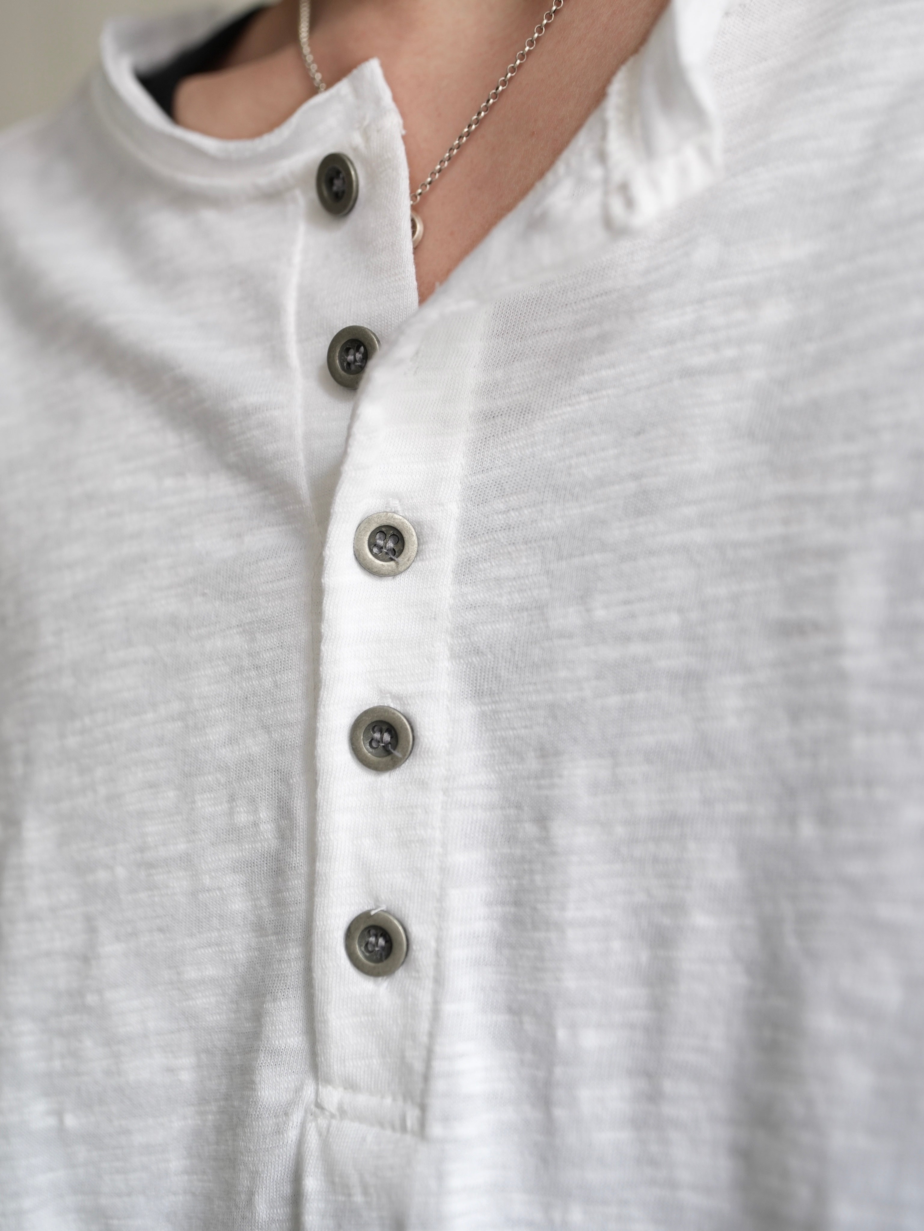 【CHIKASHITSU PLUS HIGH】Steel button short sleeve henley tee (2color)