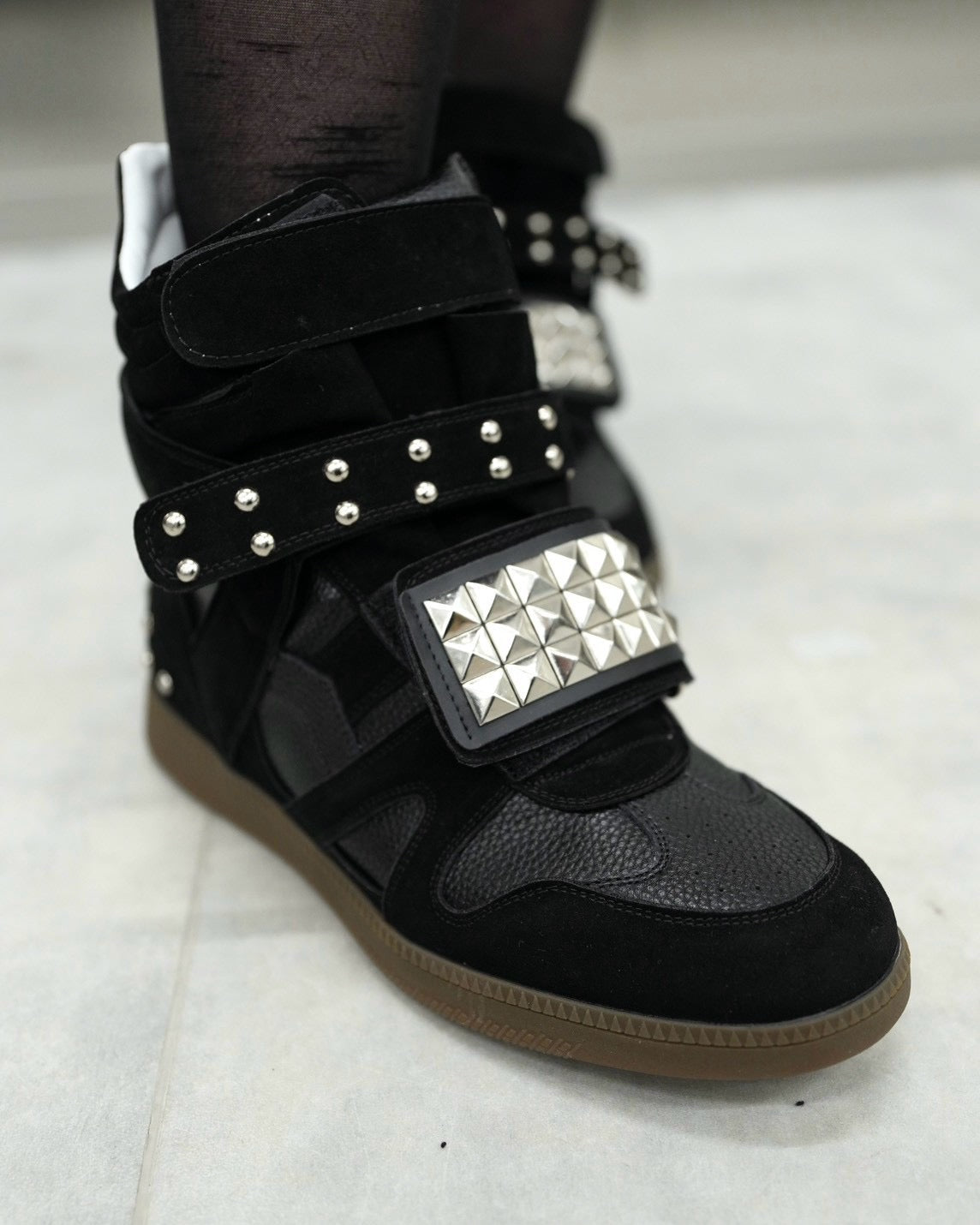 国際配送【Never mind the XU】Studs Wedge High Top Sneakers
