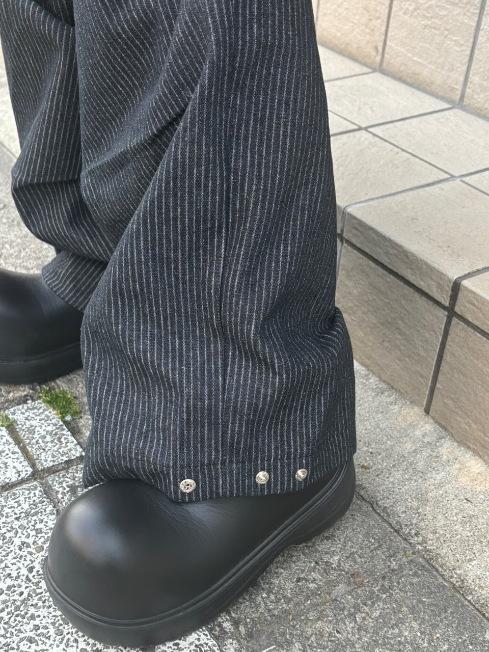 受注制【Chikashitsu +】snap button hickory stripe pants / 【チカシツプラス】スナップボタンヒッコリーストライプデニムパンツ