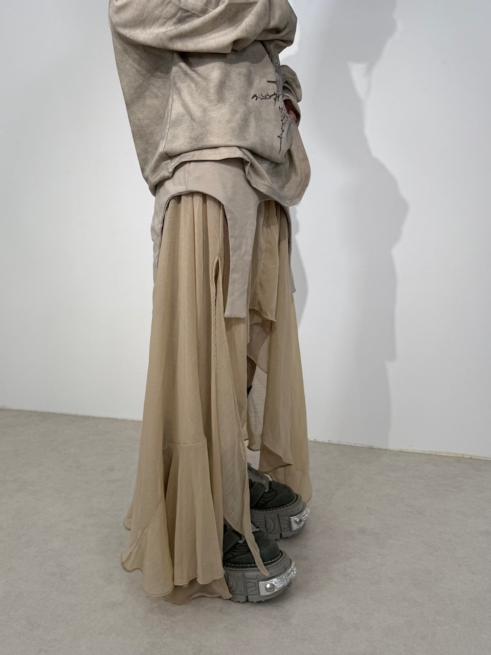 国際配送【Nerd out XU】asymmetry sheer long skirt (2color)