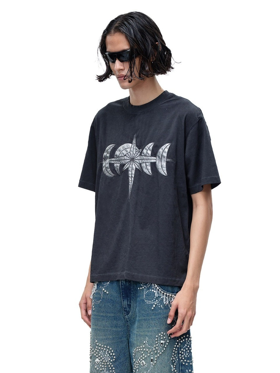 【The Boy Has No Patience】LUMINOUS NIGHT LEATHER PATCH TEE / 【ザボーイハズノーペーシェンス】レザーパッチロゴ半袖Tシャツ