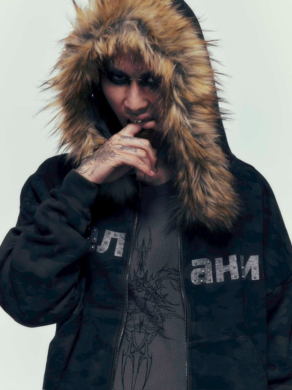 【DIG YOUR OWN GRAVE】Желание FUR HOODIE /【ディグユアオウングレイブ】ファーフードフードジェラーニエロゴジップアップパーカー