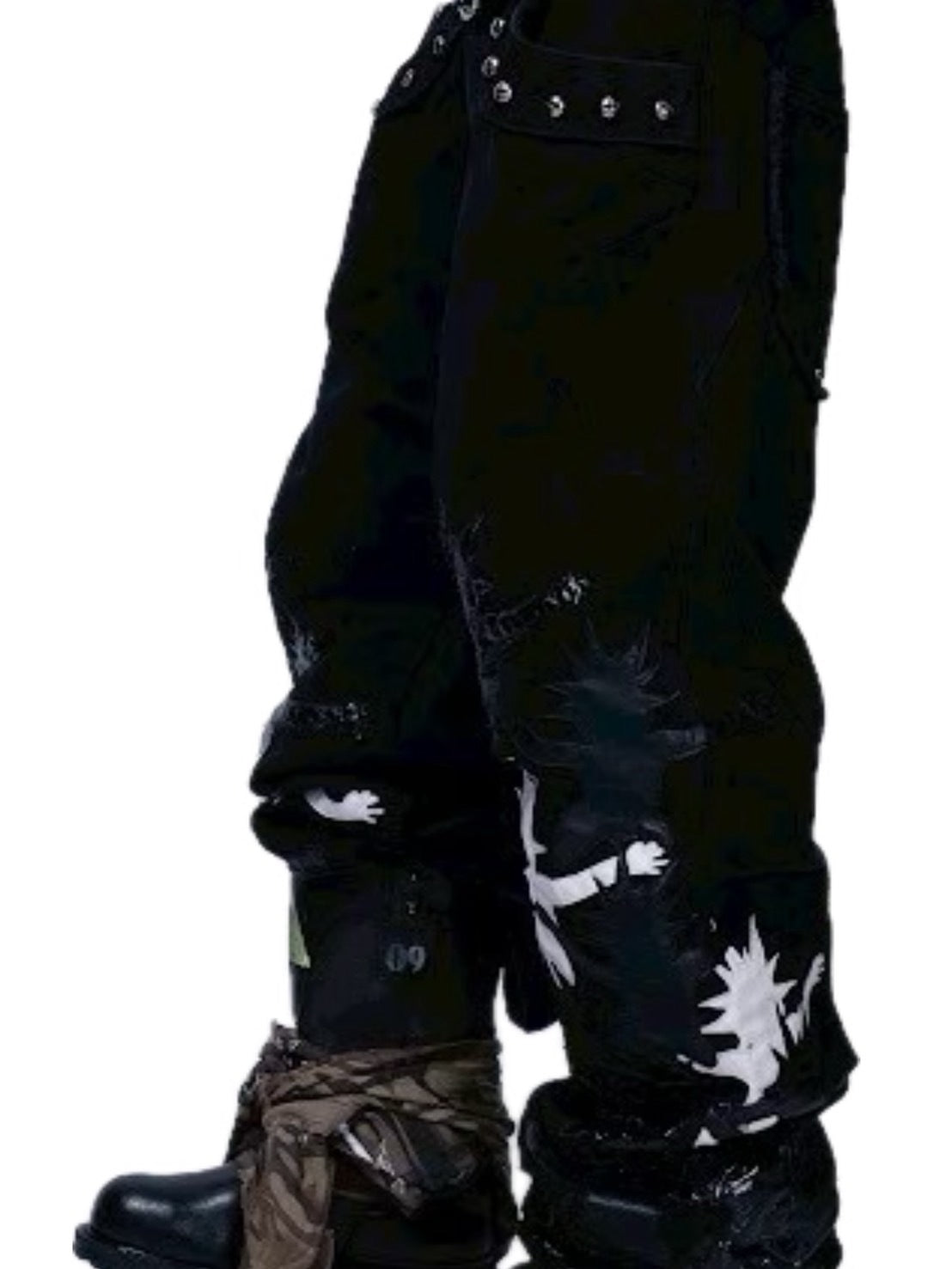 【F.V.V.O】Red Body Embroidered Signature Jeans / 【フリーワールドオーダー(エフヴィーヴィーオー)】ペイントスタッズデニムパンツ