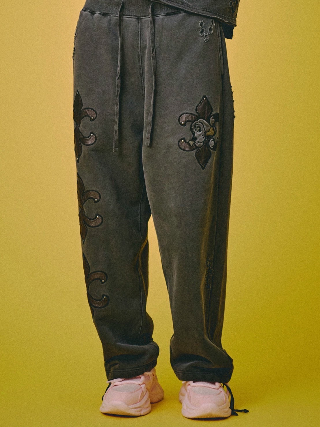 【GALFY】ぼろぼろロゴ百合の紋スウェットパンツ