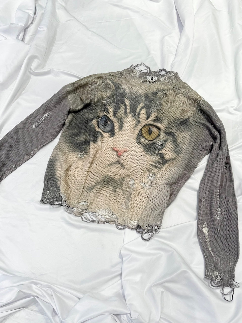 国際配送【Nerd out XU】odd eye cat damage knit / 【ナードアウトエックスユー】オッドアイキャットダメージニット