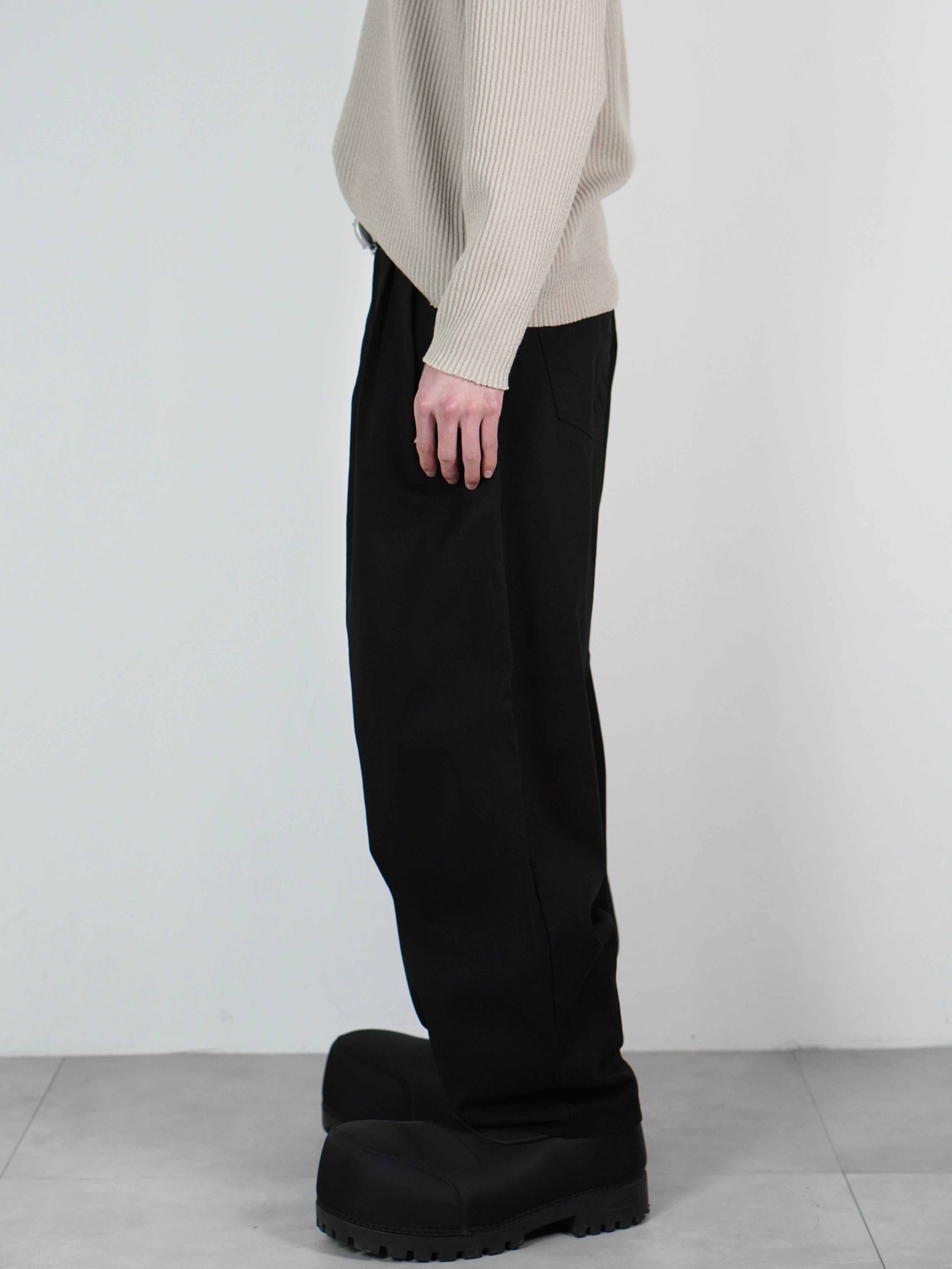 受注制【Chikashitsu +】three pleats chino wide pants