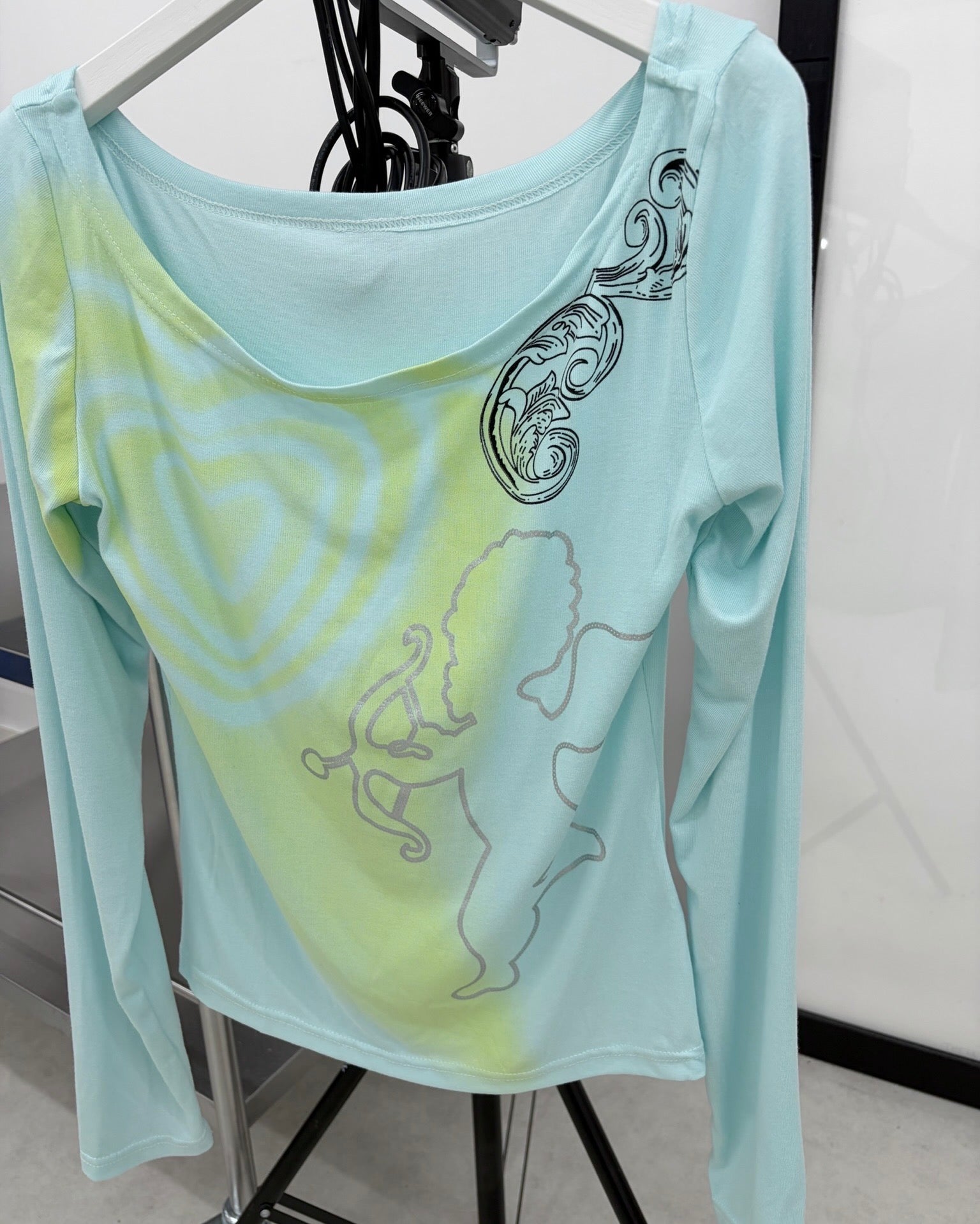 9/18 20:00 発売
国際配送【Nerd out XU】Off Shoulder Angel Print Long Sleeve Tee