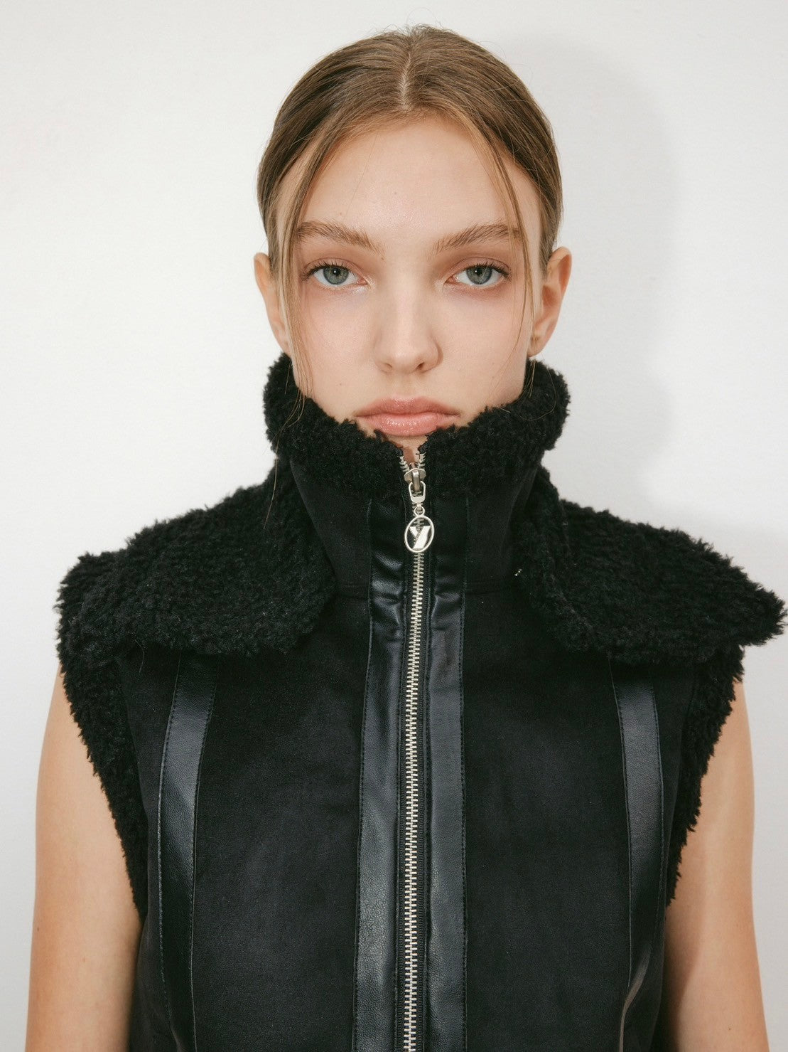 【YUSE】DETACHABLE COLLAR SHEARING SUEDE VEST