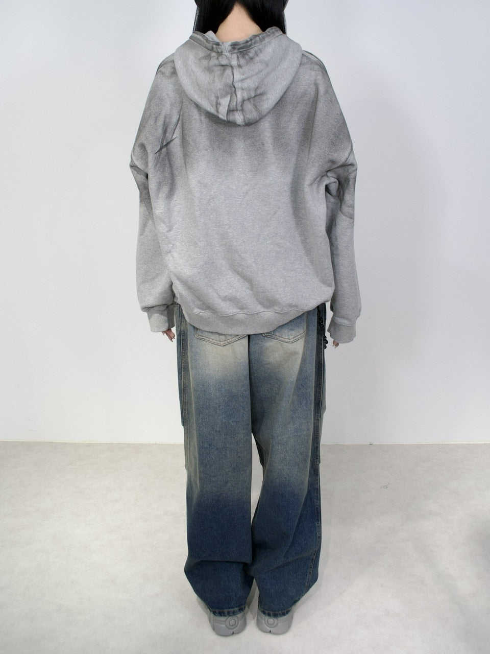 受注制【Never mind the XU】spray design hoodie (2color)