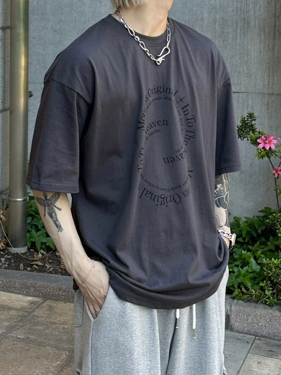 受注制【Chikashitsu +】logo graphic t-shirt 2 (3color) / 【チカシツプラス】グラフィックロゴプリント半袖Tシャツ