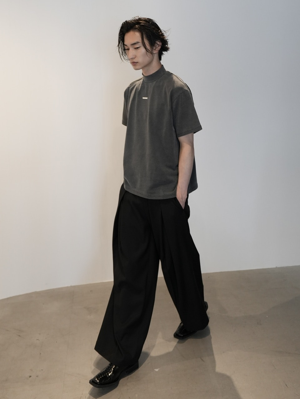 【CS】Shoulder zip mockneck tee (pigment black) / 【シーエス】ショルダージップモックネック半袖Tシャツ