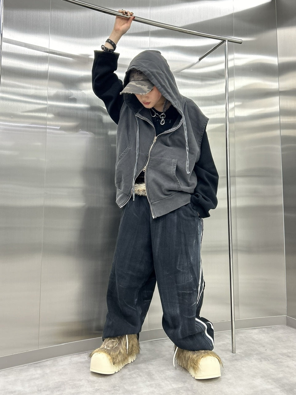 受注制【Never mind the XU】pigment sleeveless zip up hoodie (2color)