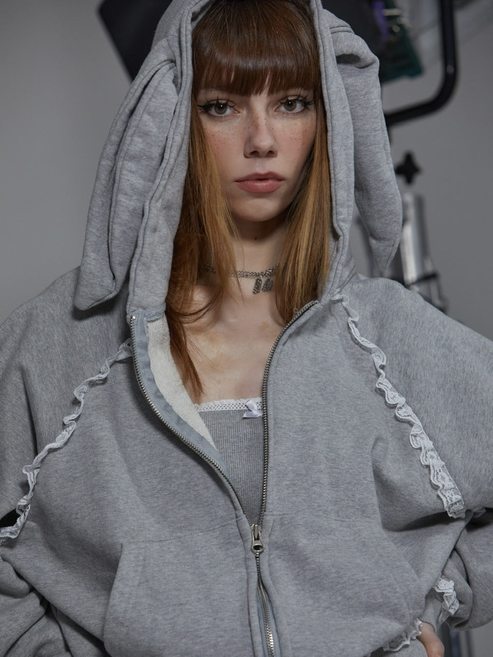 【GATELESS】RABBIT FRILL ZIP-UP HOODIE