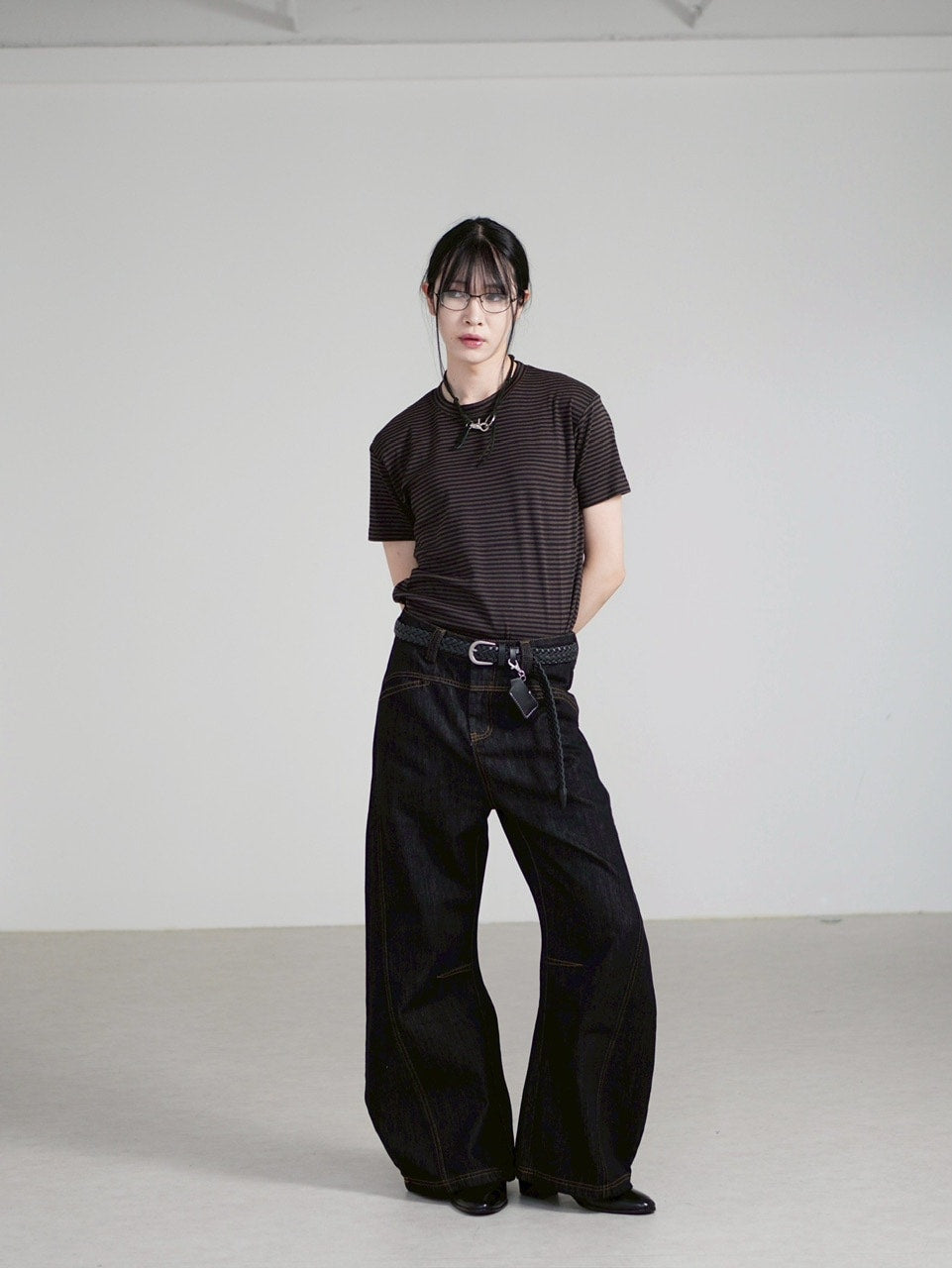 受注制【Chikashitsu +】lilting stitch curve denim pants / 【チカシツプラス】リルティングステッチカーブデニムパンツ