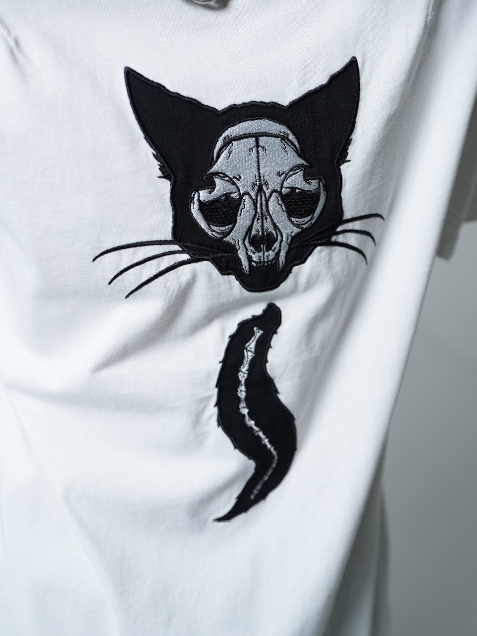 【CHIKASHITSU PLUS HIGH】Destroy skull cat T-shirt (white)