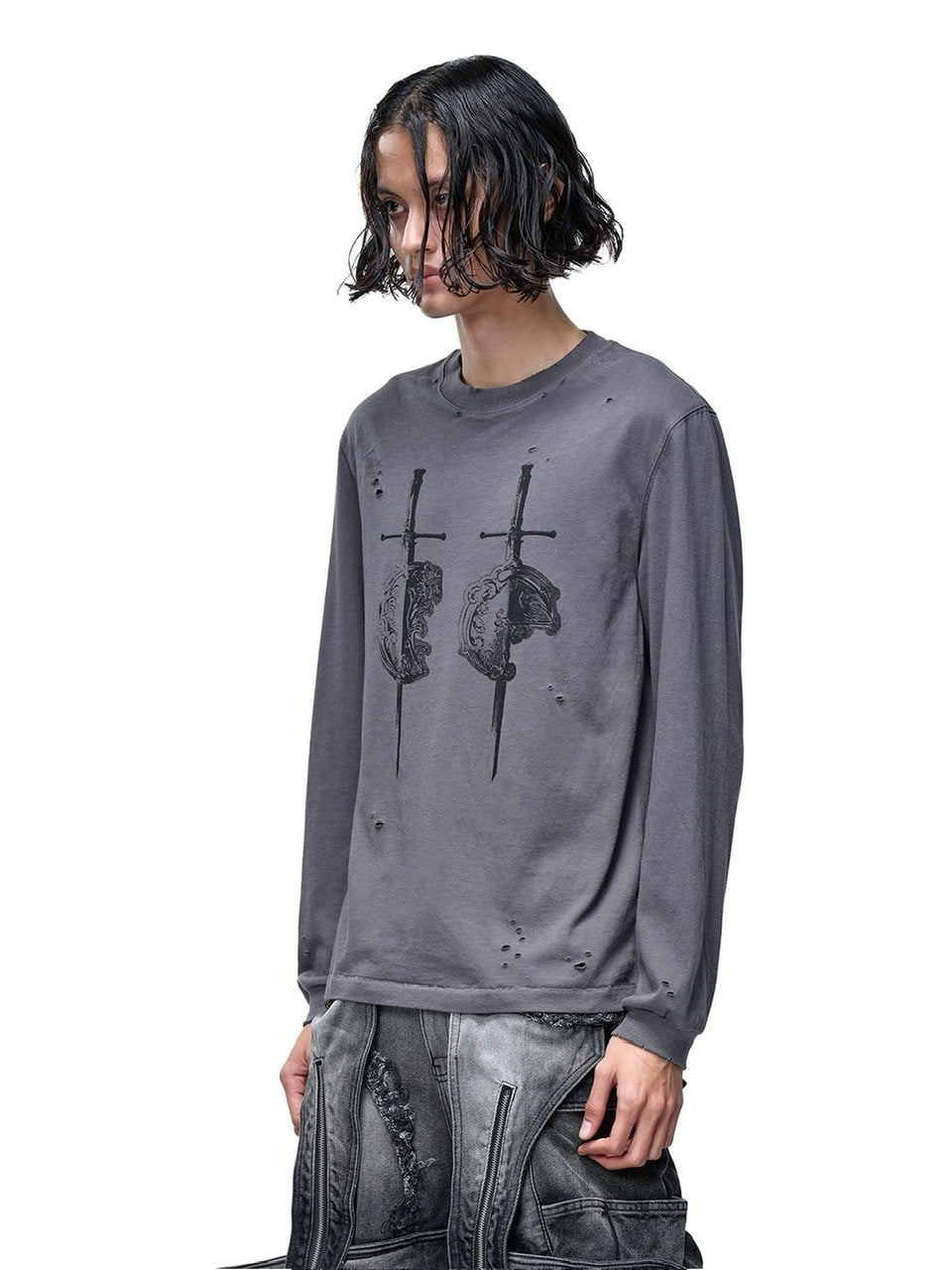 【The Boy Has No Patience】LUMINOUS DAWN SWORD & SHIELD TEE / 【ザボーイハズノーペーシェンス】ソードデザイングラフィックロゴダメージ長袖Tシャツ