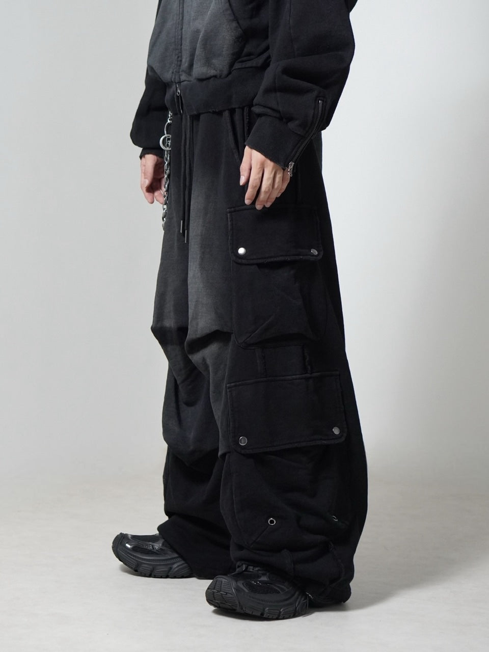 【CHIKASHITSU PLUS HIGH】4 pocket dirty wash sweat cargo pants (wash black) / 【チカシツプラスハイ】マルチポケットダーティーウォッシュスウェットカーゴパンツ