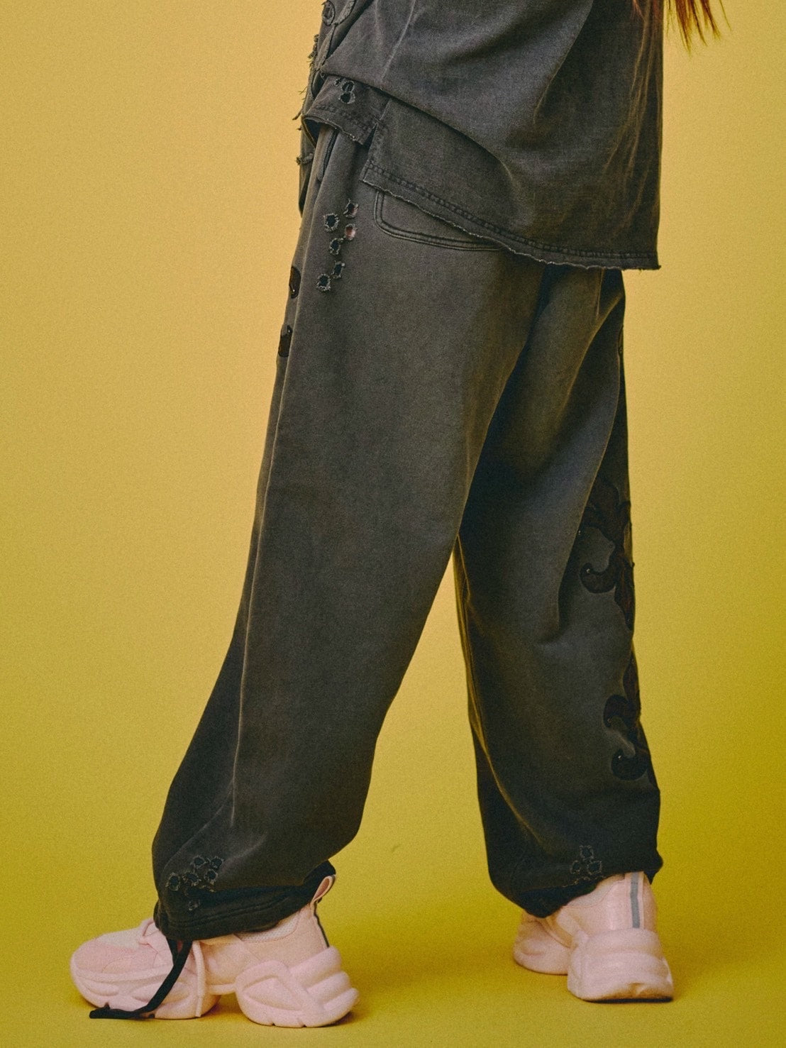 【GALFY】ぼろぼろロゴ百合の紋スウェットパンツ