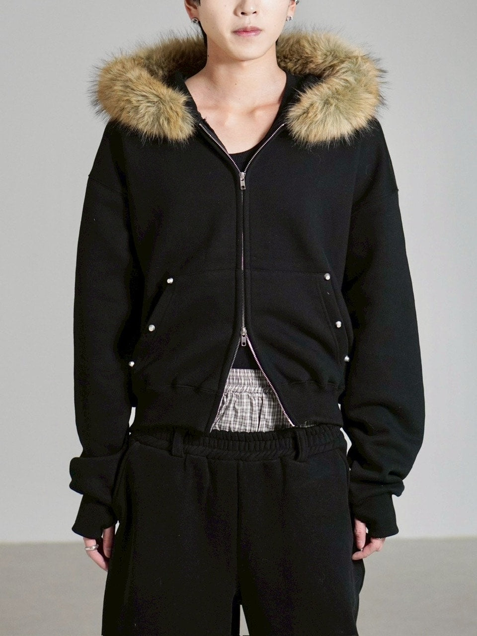 受注制【Chikashitsu +】cropped studs fur zip hoodie / 【チカシツプラス】クロップドスタッズファージップフーディー (2color)