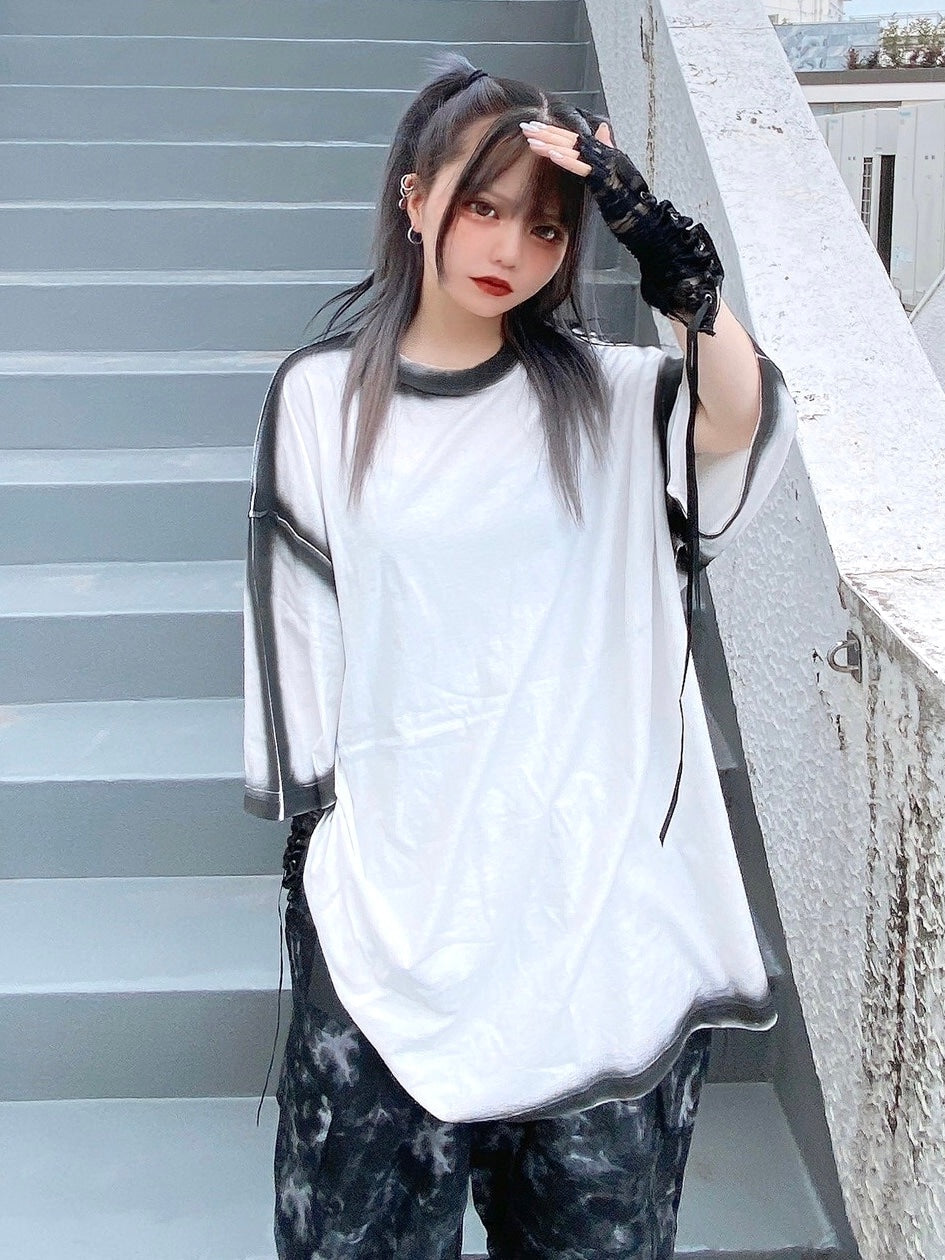 受注制【Never mind the XU】spray tee (2color)