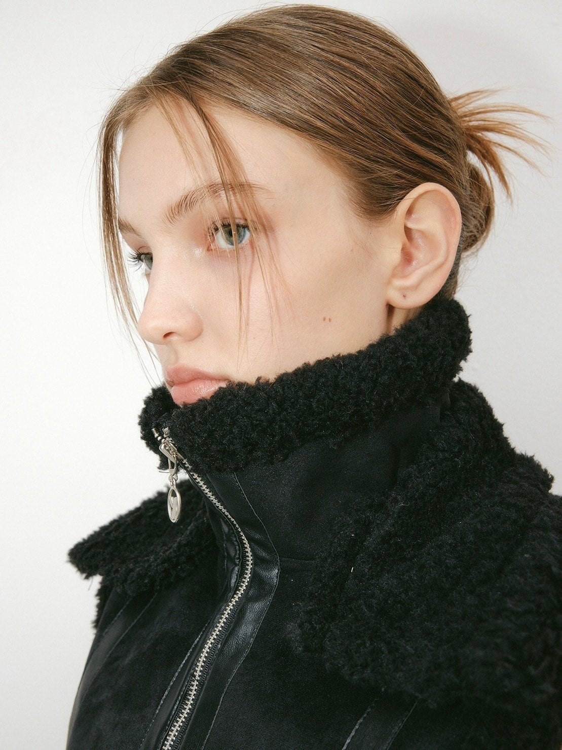 【YUSE】DETACHABLE COLLAR SHEARING SUEDE VEST