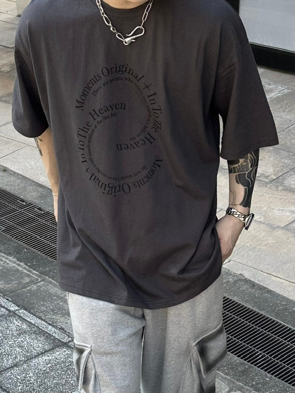 受注制【Chikashitsu +】logo graphic t-shirt 2 (3color) / 【チカシツプラス】グラフィックロゴプリント半袖Tシャツ