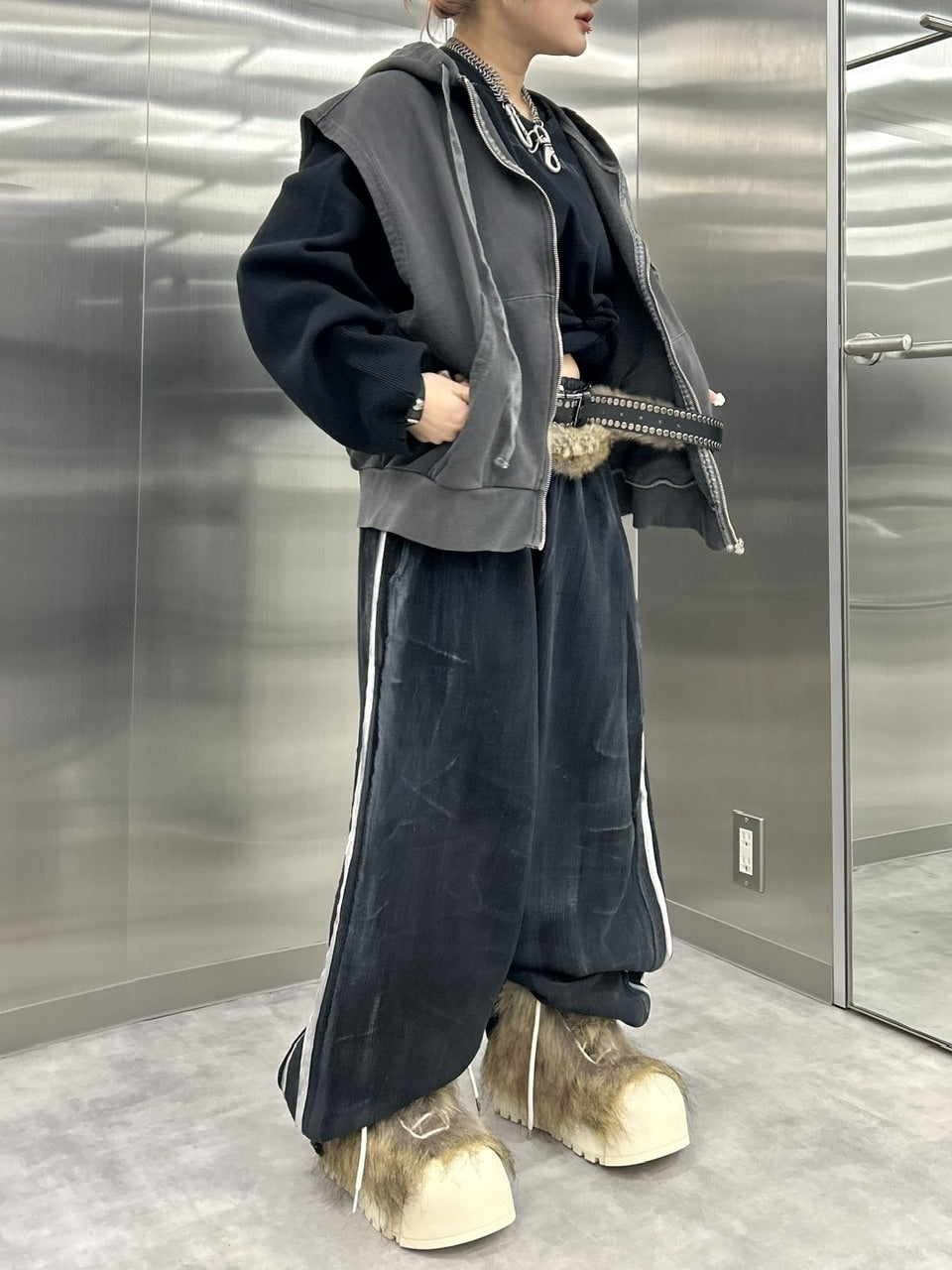 受注制【Never mind the XU】pigment sleeveless zip up hoodie (2color)