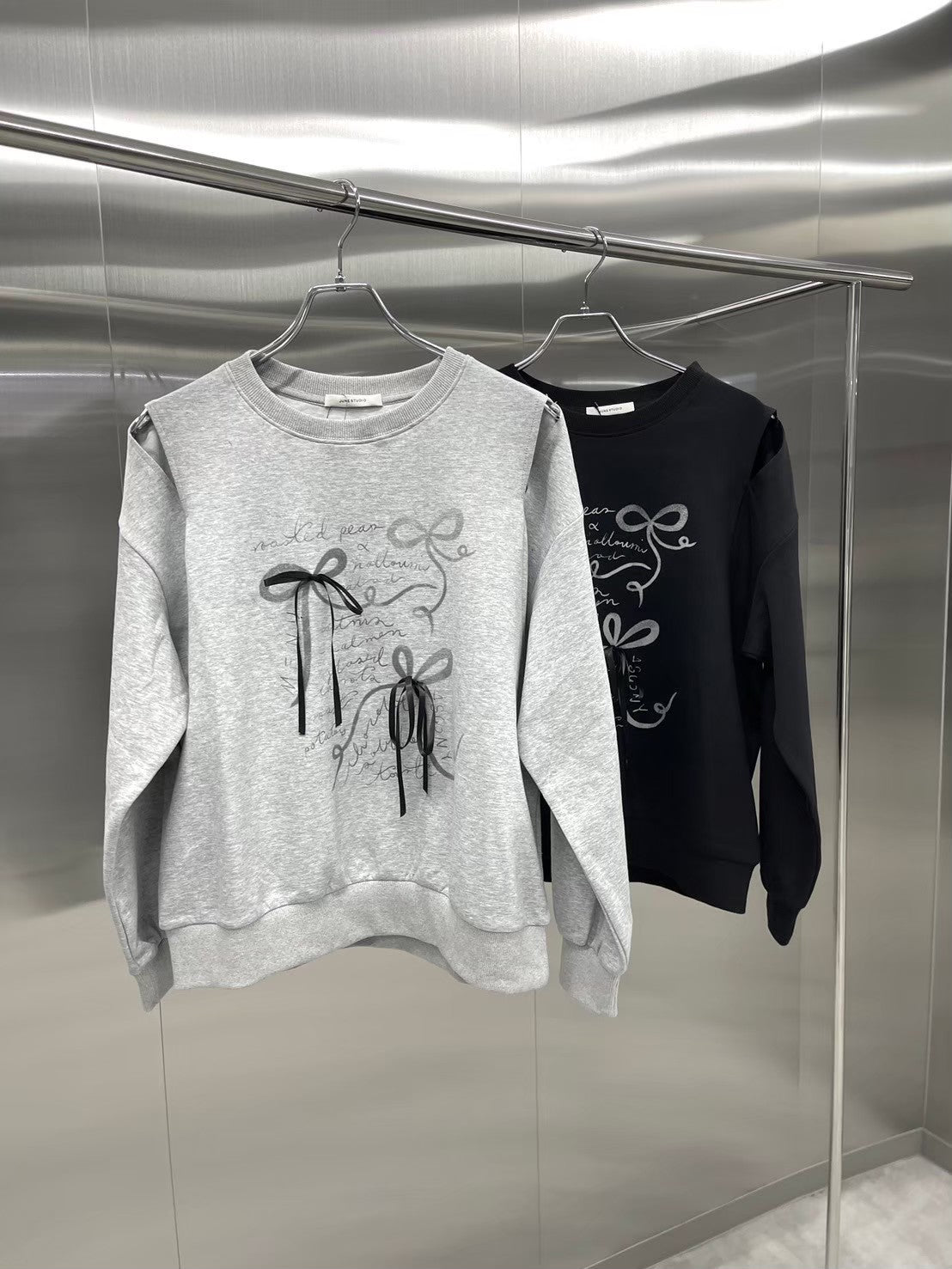 受注制【nmtc +】ribbon design sweat shirts (2color) / 【エヌエムティーシープラス】リボンデザイン長袖スウェット