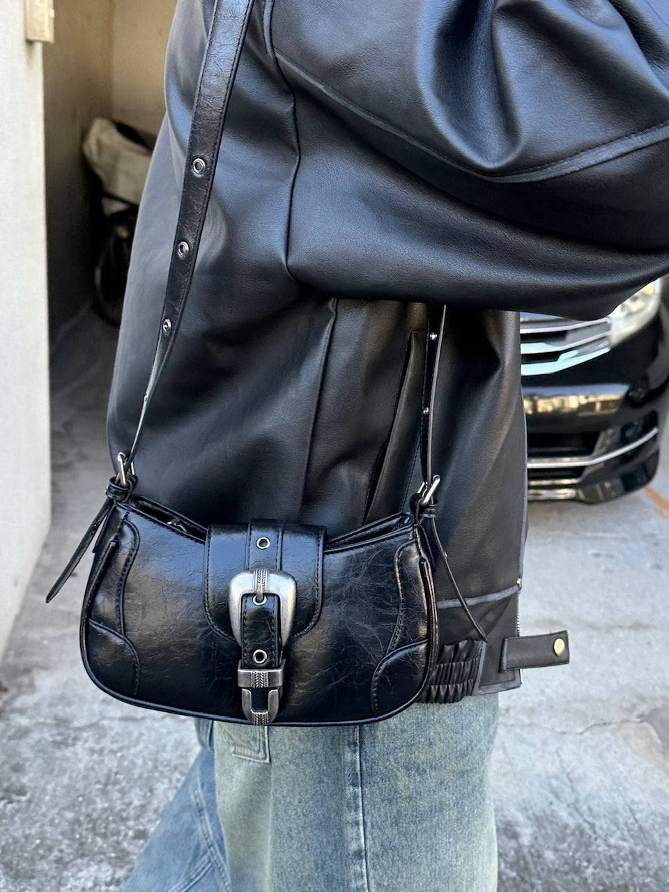 大阪店WEB限定受注制【Chikashitsu +】belt buckle shoulder bag (2color)