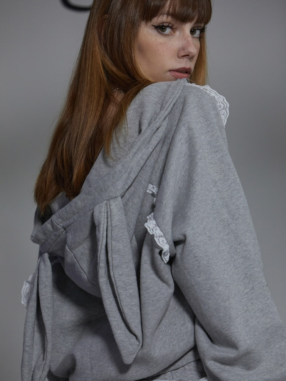 【GATELESS】RABBIT FRILL ZIP-UP HOODIE