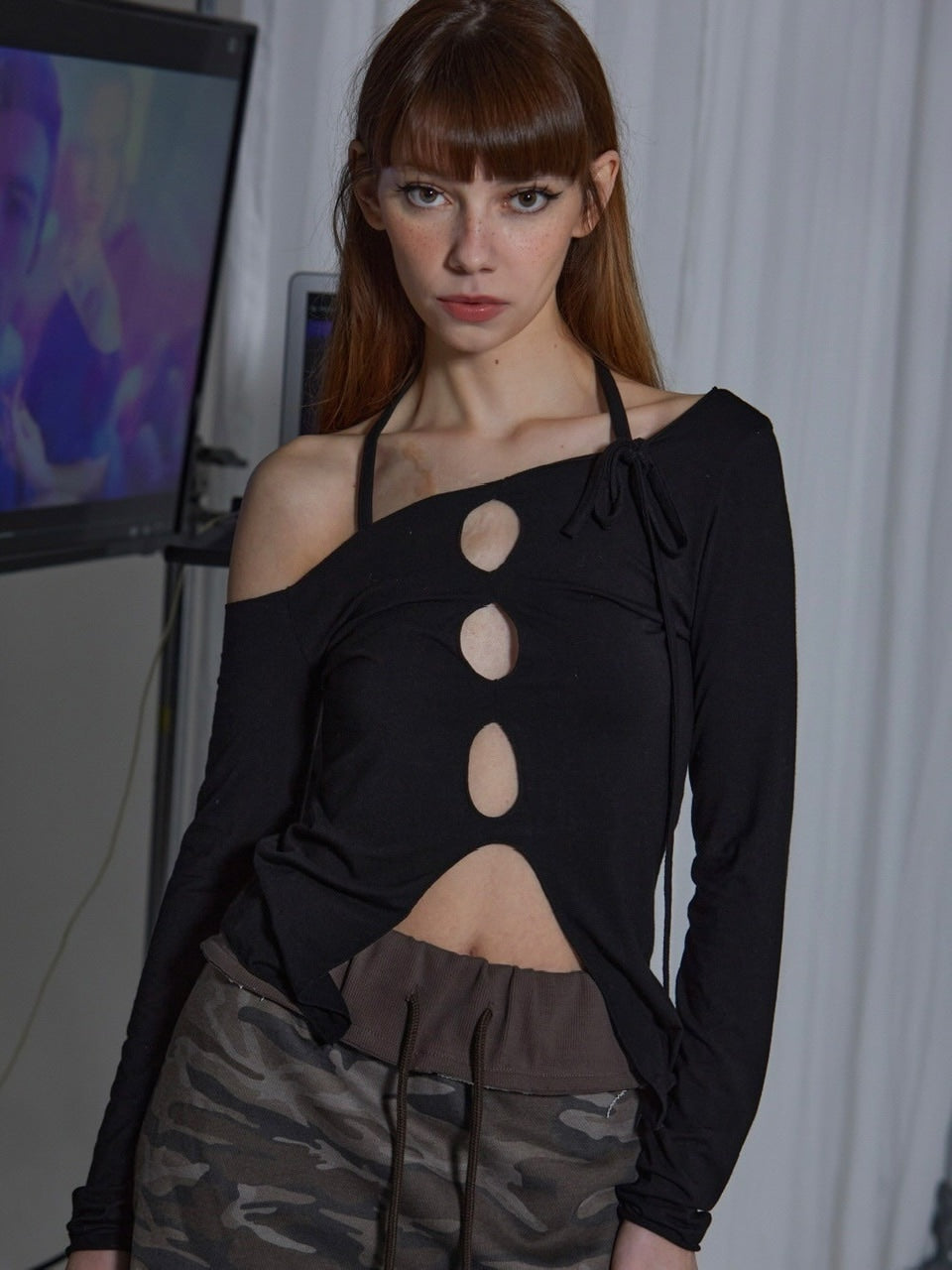 【GATELESS】POINT HOLE ONE SHOULDER T-SHIRT