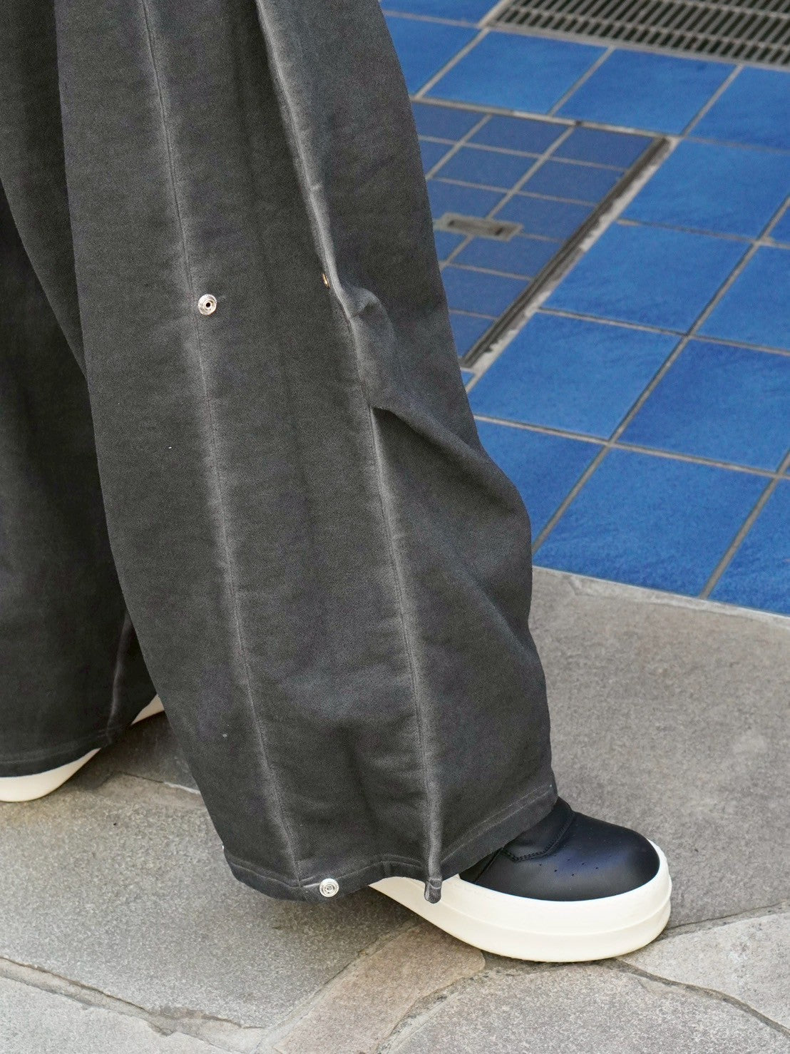【DIG YOUR OWN GRAVE】Spray coating sweat pants