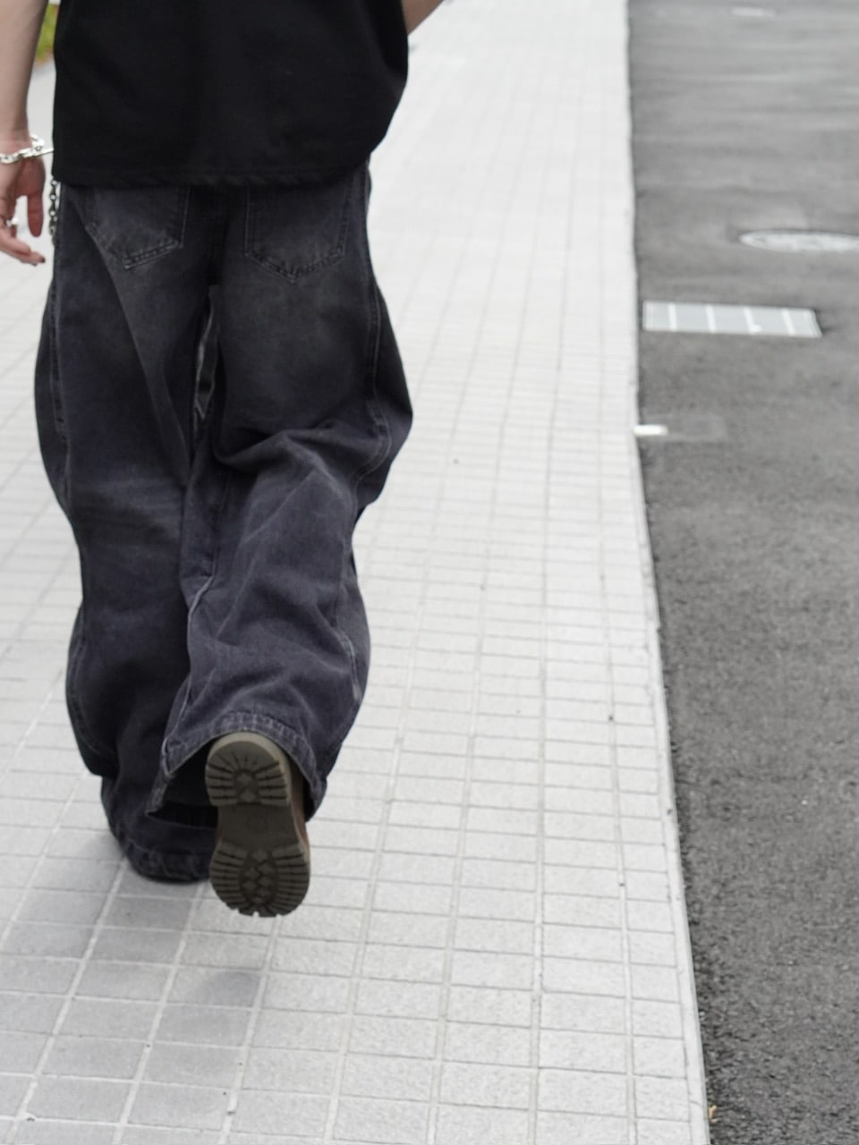 【Chikashitsu +】side wave design denim pants (BLACK)