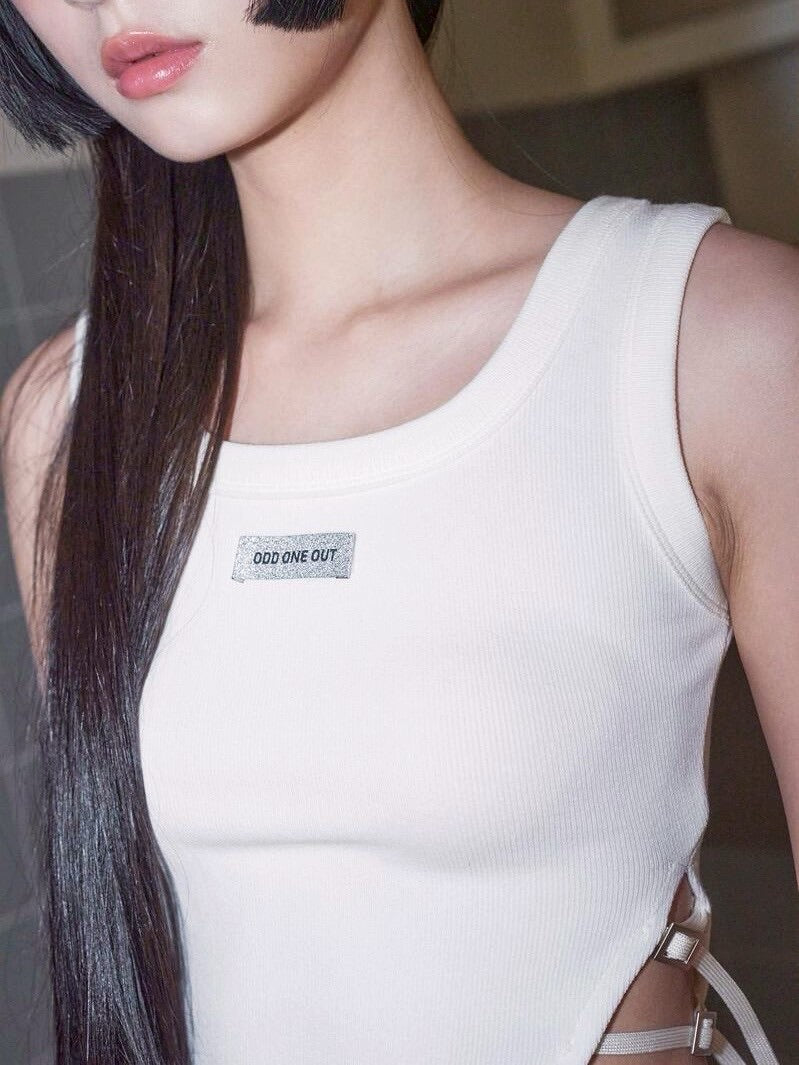 【ODDONEOUT】SIDE BUCKLE SLIT TOP