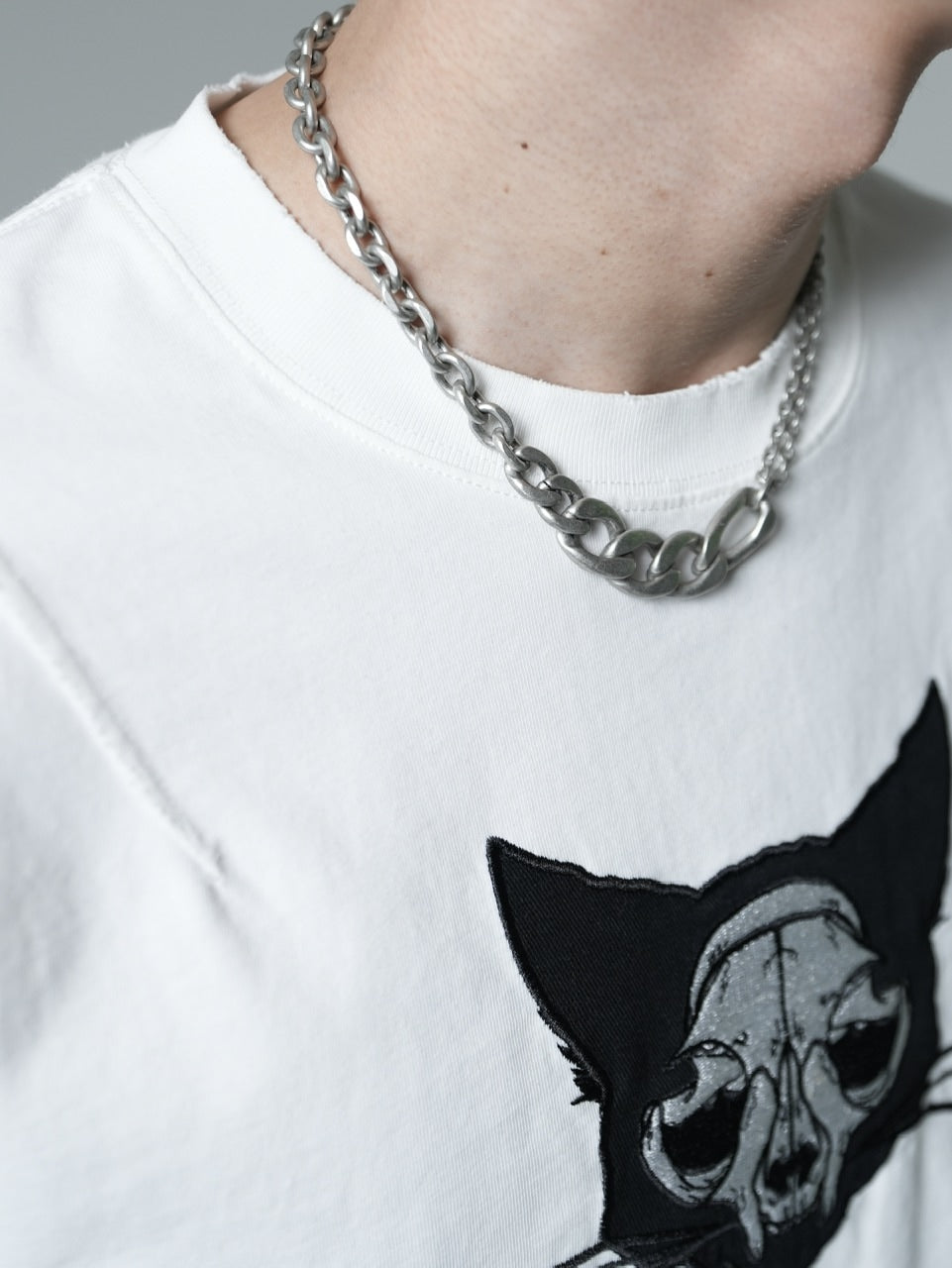 【CHIKASHITSU PLUS HIGH】Destroy skull cat T-shirt (white)