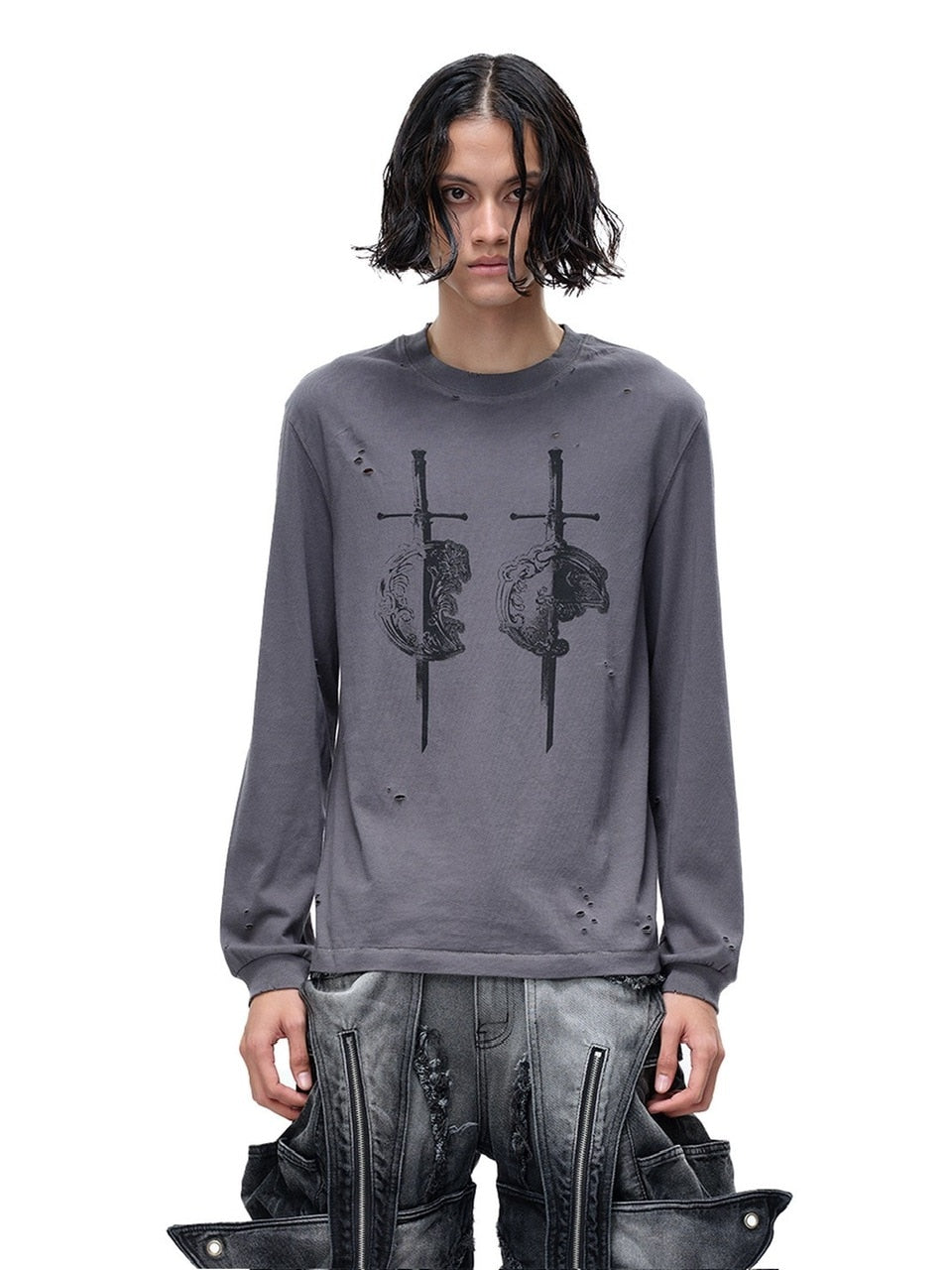 【The Boy Has No Patience】LUMINOUS DAWN SWORD & SHIELD TEE / 【ザボーイハズノーペーシェンス】ソードデザイングラフィックロゴダメージ長袖Tシャツ